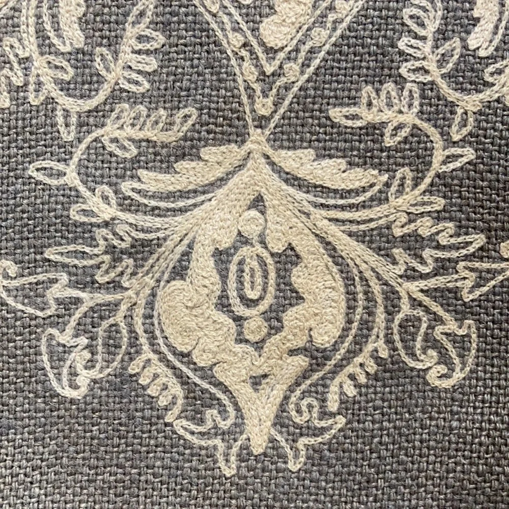 𝅺ARNAUS embroidered gray / beige pillowcase . Made in India .